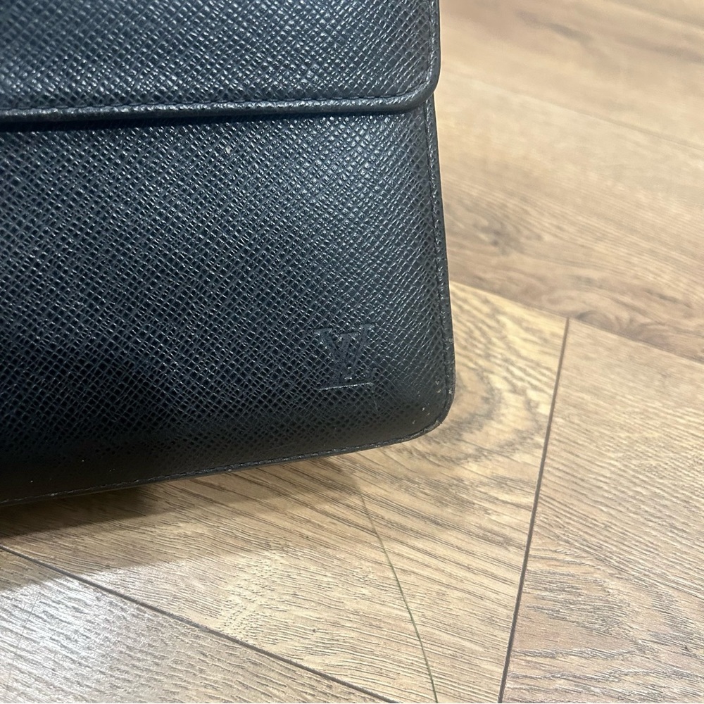 Louis Vuitton Selenga Taiga clutch / wristlet in black - Picture 3 of 12